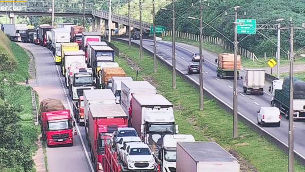 Transito lento na Régis entre Itapecerica da Serra e Embu das Artes na manhã desta quarta, 5