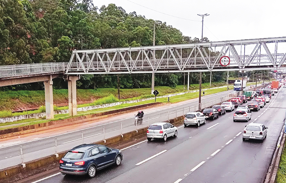 Acidente no km 280,1 da Régis em Embu das Artes interdita faixa sentido sul