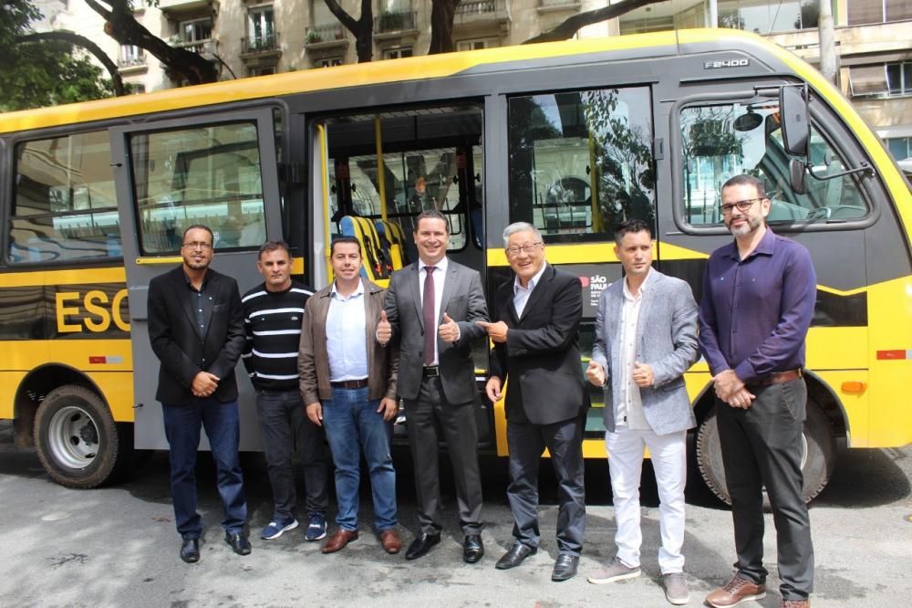 Deputado estadual Dr. Eduardo Nóbrega viabiliza ônibus escolar para Itapecerica da Serra