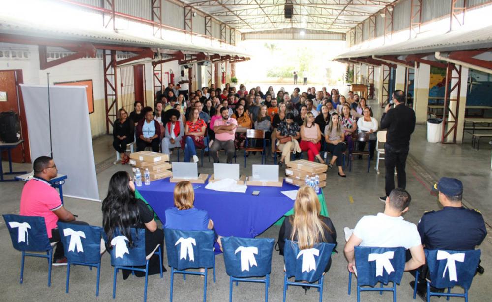 Prefeitura de Itapecerica da Serra entrega equipamentos aos professores 