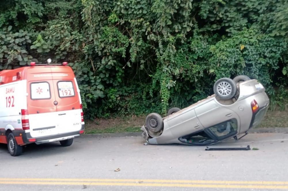 Embu das Artes registrou capotamento de carro nesta quinta (4)
