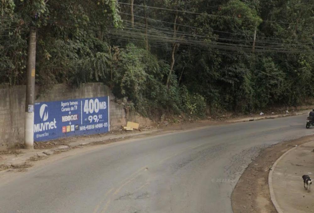 Veículo capota em Embu das Artes e bombeiros atendem ocorrência 