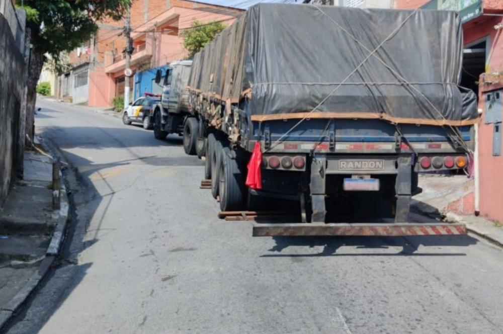 Caminhão bloqueia parcialmente via em Embu das Artes 