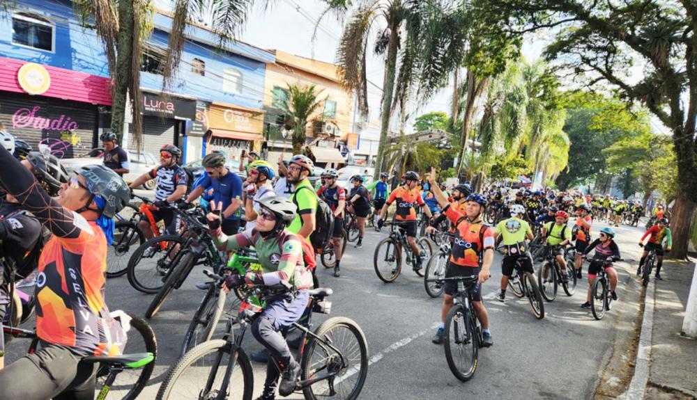 Cerca de 300 ciclistas participam do Circuito 15 Morros em Itapecerica da Serra