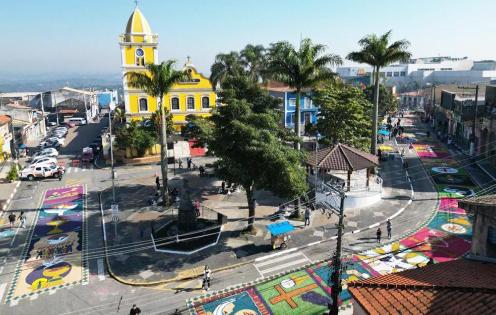 Itapecerica da Serra realiza procissão de Corpus Christi com 44 tapetes confeccionados pelos fiéis 