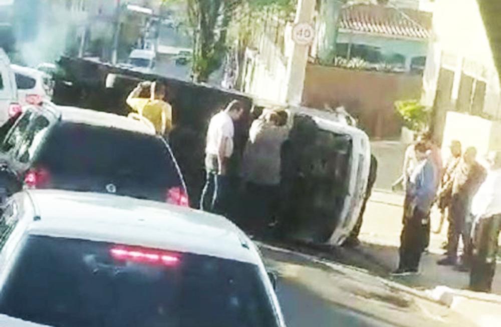Carro tomba em avenida movimentada de Itapecerica da Serra