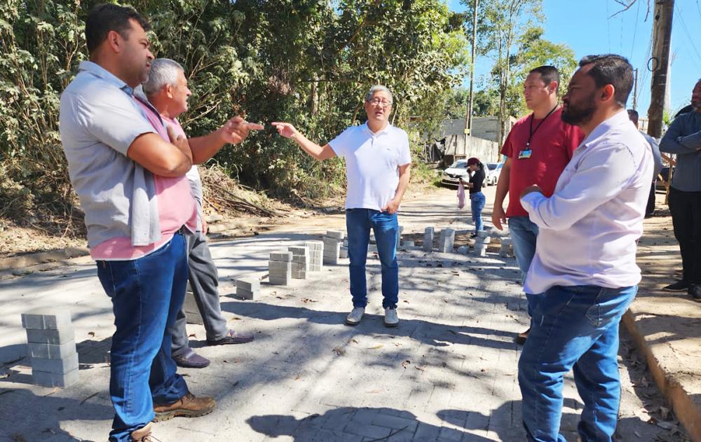 Itapecerica da Serra: Prefeito Nakano vistoria obras de melhorias no Recanto dos Colibris