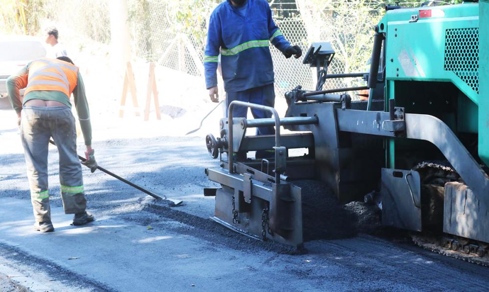 Estrada da Ressaca em Itapecerica da Serra recebe pavimentação asfáltica