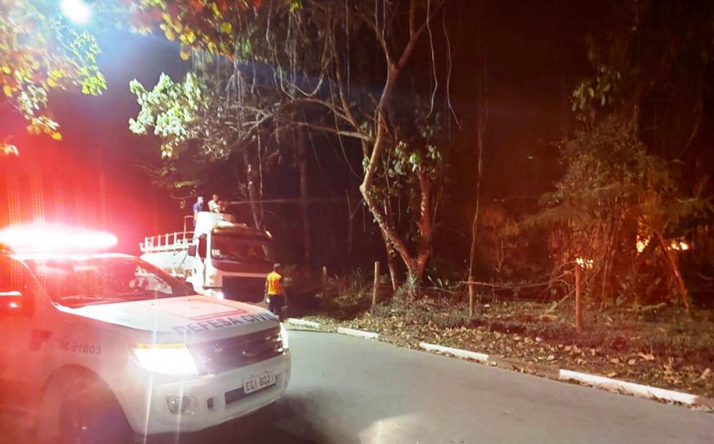 Incêndio em Itapecerica da Serra mobilizou equipes da Defesa Civil e Corpo de Bombeiros 