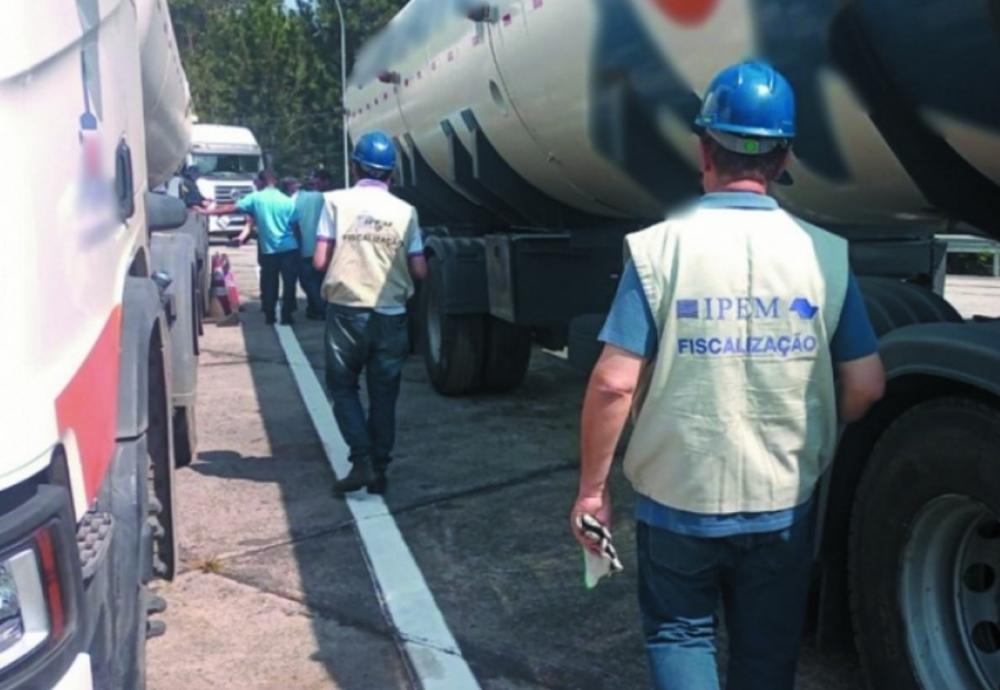 Ipem-SP verifica veículos em Itapecerica da Serra que transportam produtos perigosos e cronotacógrafos na BR 116