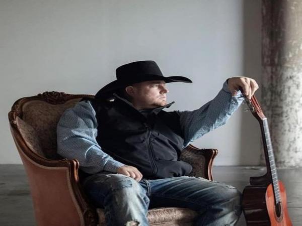 Cantor atira em si mesmo acidentalmente e morre nos Estados Unidos 