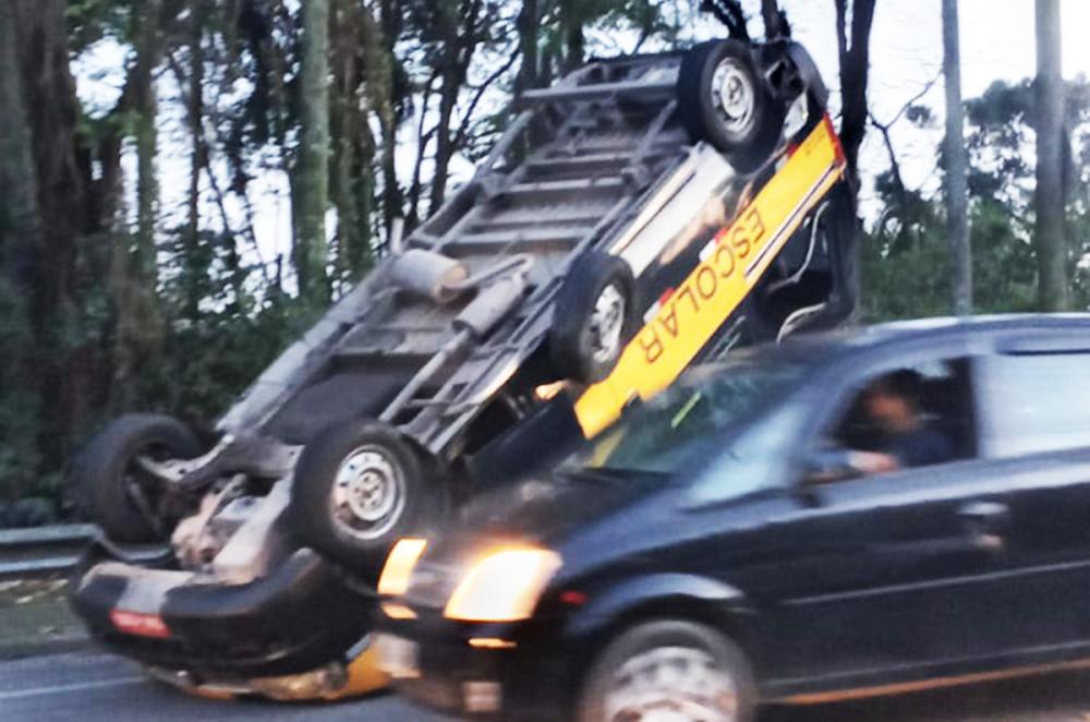 Van capota em Itapecerica da Serra na manhã desta segunda, 4 de setembro