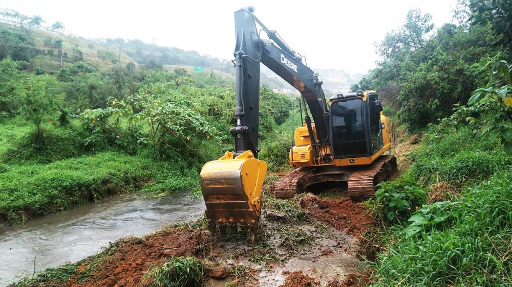 Itapecerica da Serra: Ações de desassoreamento são realizadas pela Defesa Civil 