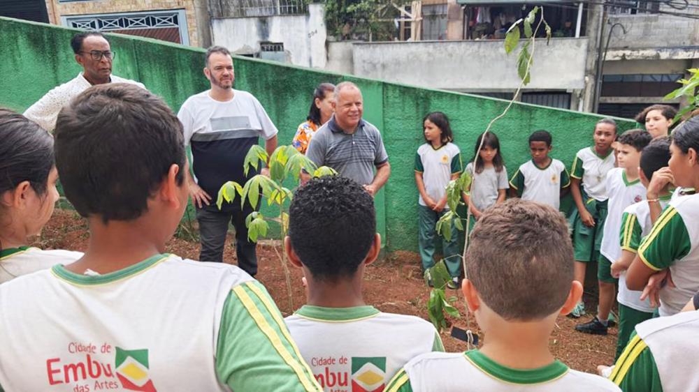 Embu das Artes celebra o Dia da Árvore com plantio de mudas em escolas municipais 