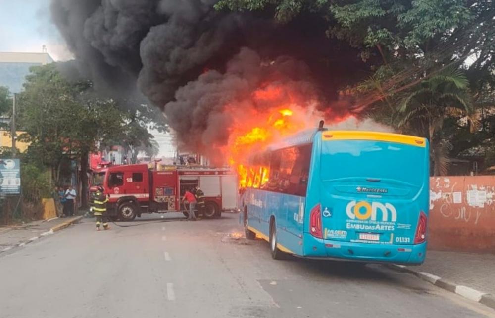 Ônibus pega fogo em bairro de Embu das Artes 