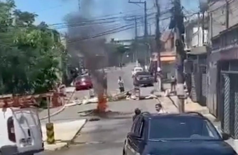 Moradores de Embu das Artes fazem protesto contra a Enel pela falta de energia 