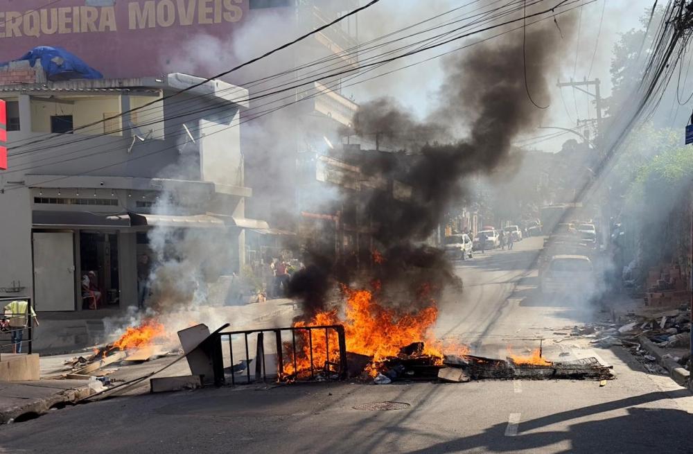 Protesto acontece em Embu das Artes pela volta de energia elétrica 