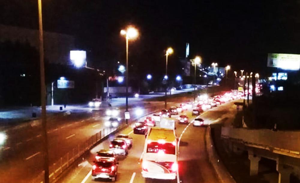 Manifestação no km 284,5 da Régis, em Embu das Artes, interdita o retorno e acesso a bairro
