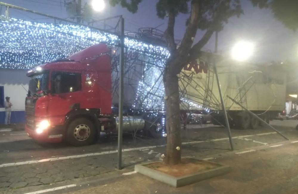 Embu das Artes: caminhão atinge instalações do Natal Iluminado