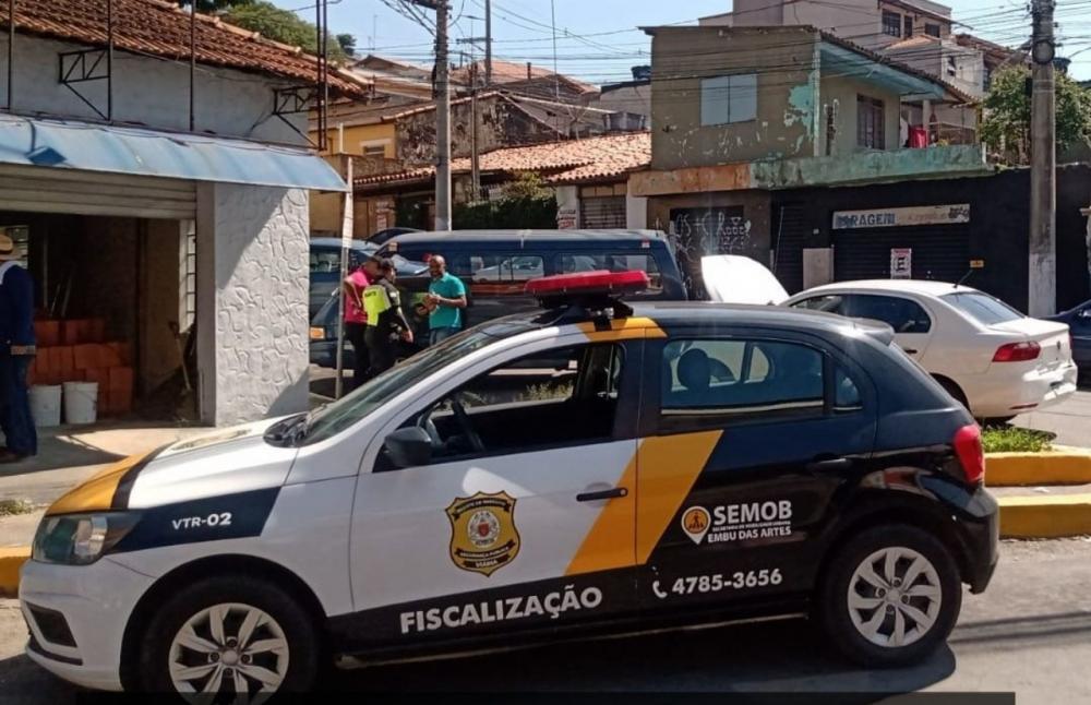 Embu das Artes registra acidente envolvendo três veículos 