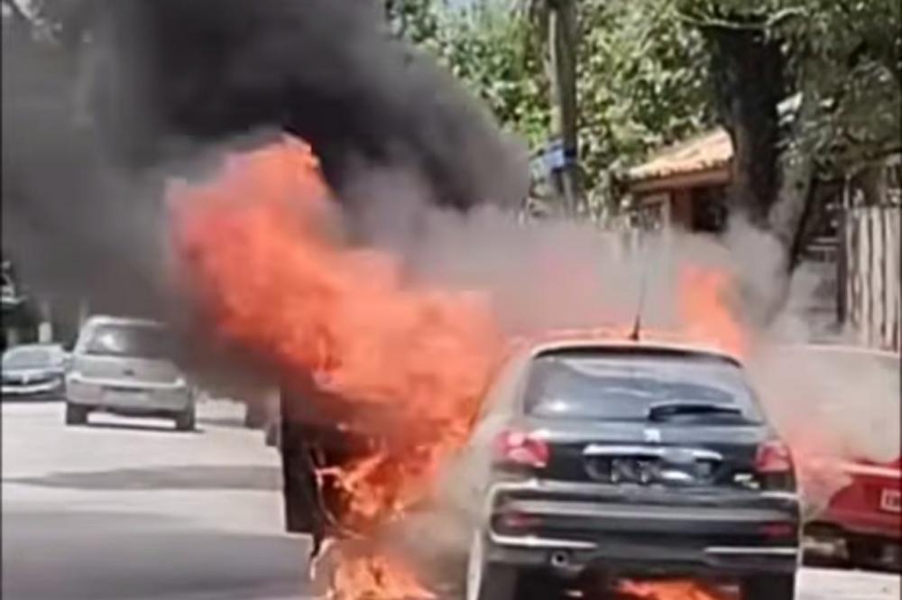 Carro pega fogo no centro de Embu das Artes 
