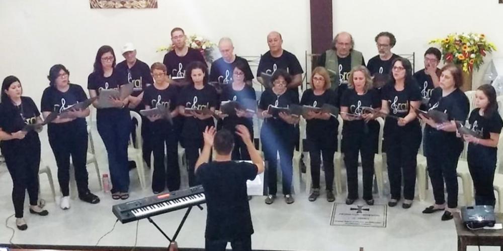 Coral En´canto das Artes inicia apresentações de fim de ano em Embu das Artes