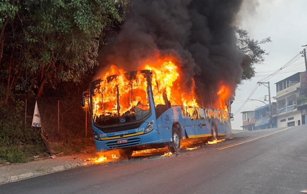 Ônibus em chamas em Embu das Artes