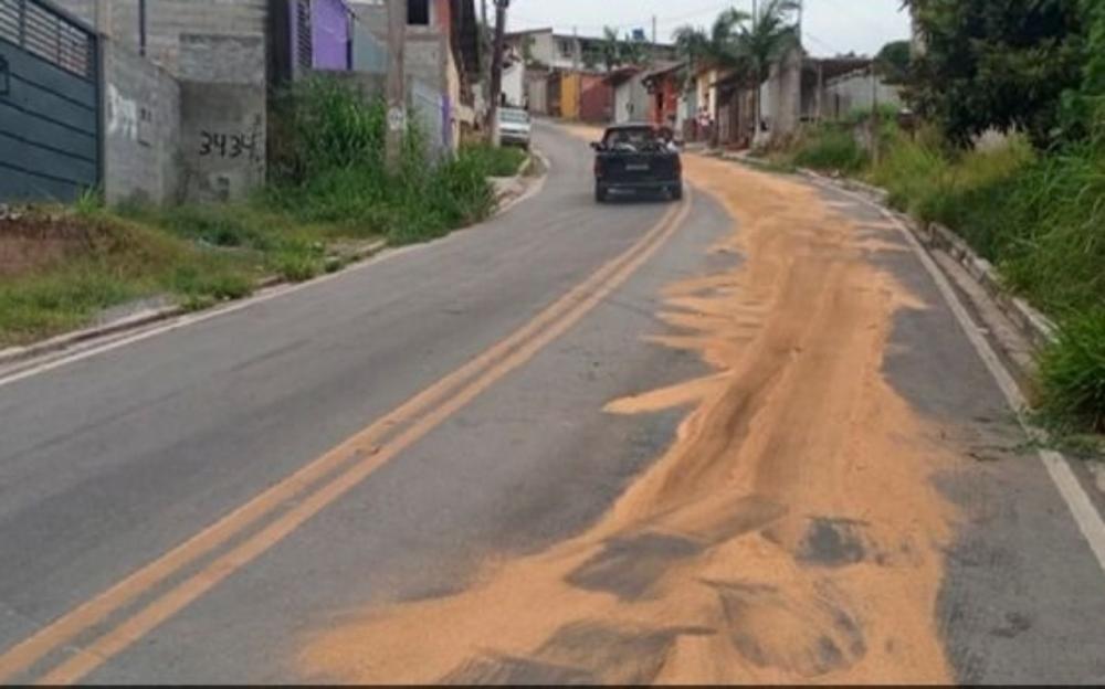 Via importante de Embu das Artes foi afetada por derramamento do óleo 