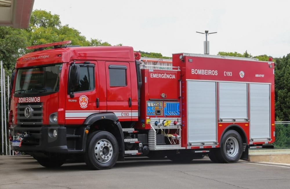 Incêndio em residência em Embu das Artes mobiliza 4 viaturas dos Bombeiros