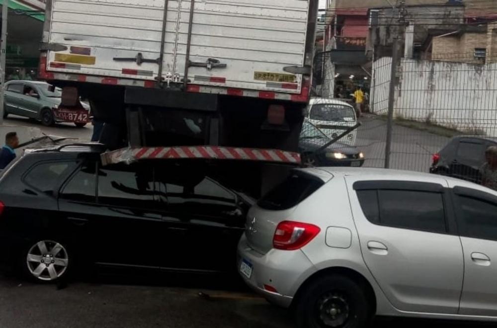 Embu das Artes: caminhão perde freio e acaba invadindo supermercado 
