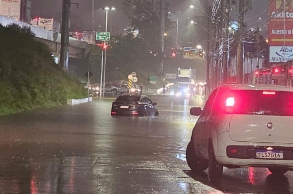 Itapecerica da Serra, Embu das Artes e região sofrem com chuva 