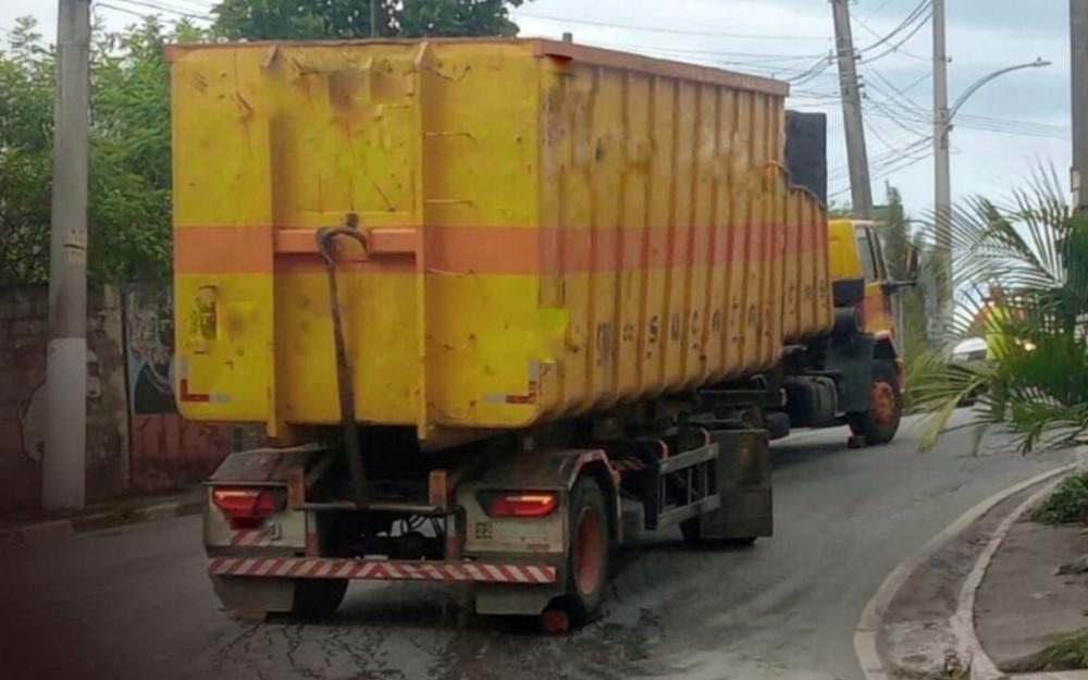 Rua em Embu das Artes fica parcialmente bloqueada 