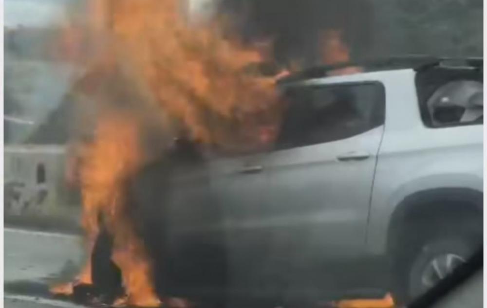Embu das Artes: incêndio atinge veículo na Rodovia Régis Bittencourt