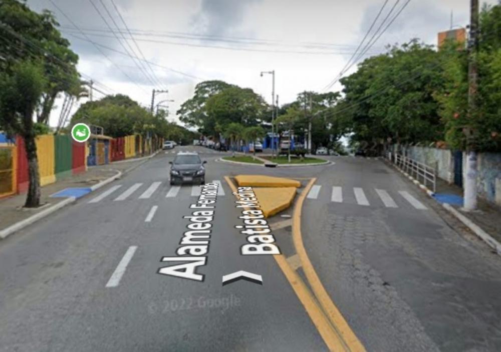 Ônibus pega fogo em Embu das Artes