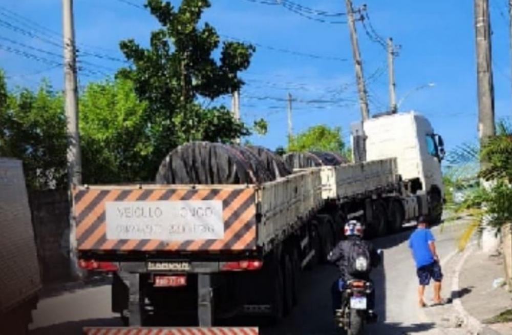 Rua em Embu das Artes tem bloqueio viário parcial