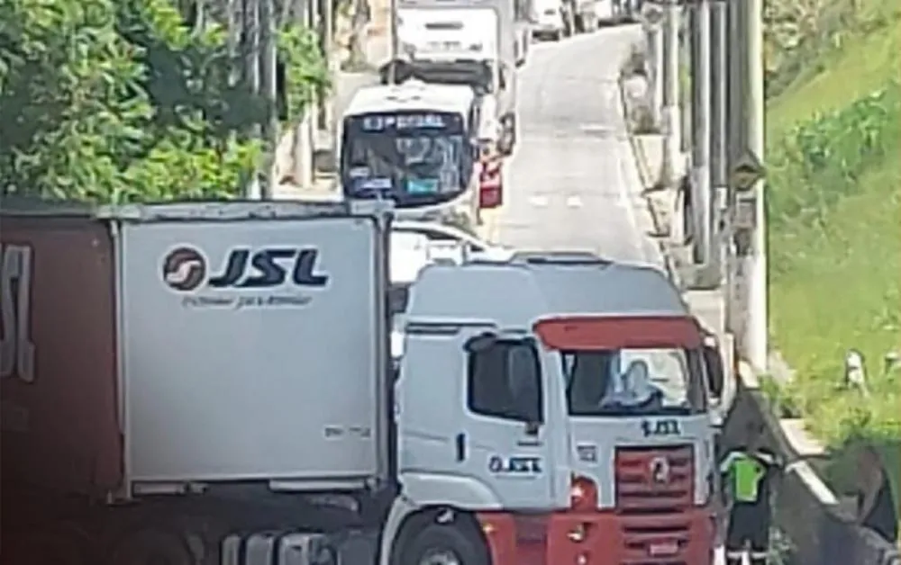 Caminhão quebrado bloqueia avenida em Embu das Artes