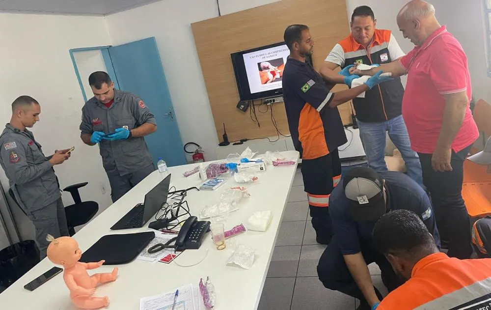 Bombeiros de Itapecerica da Serra oferecem curso de primeiros socorros aos agentes da Defesa Civil