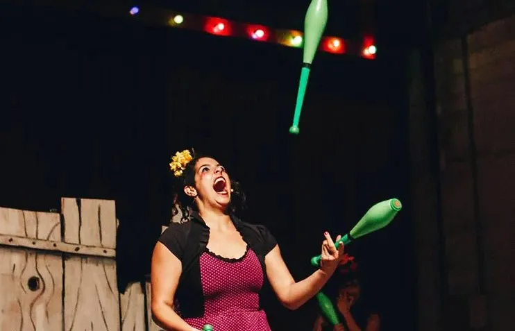 Embu das Artes apresenta espetáculo circense interativo com malabarismo, equilibrismo e música