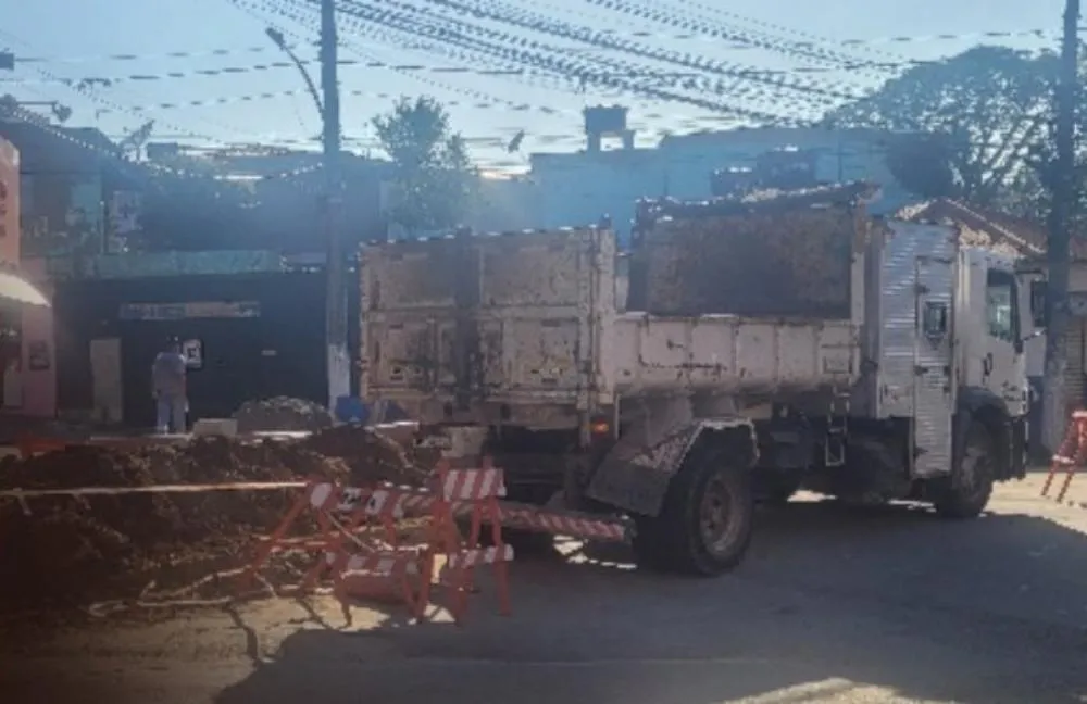 Vias têm bloqueio em Embu das Artes devido à intervenções 