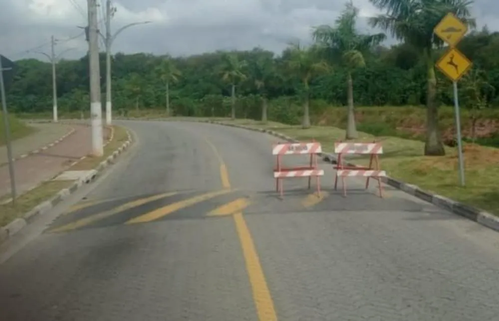 Estrada em Embu das Artes tem bloqueio devido à obra