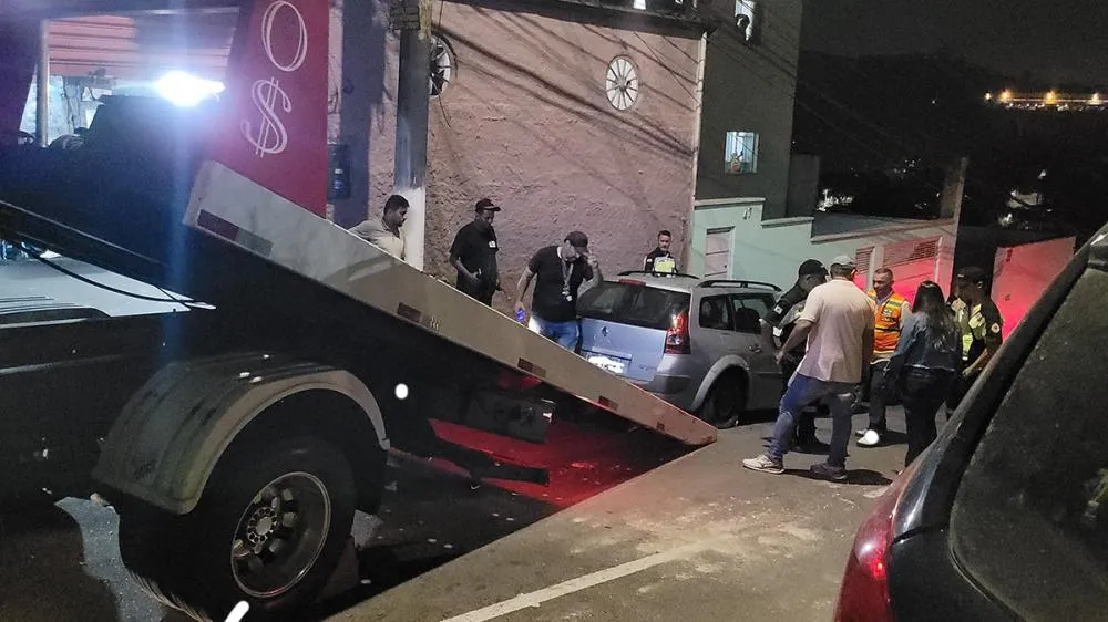 Veículos abandonados são retirados das vias em Embu das Artes 