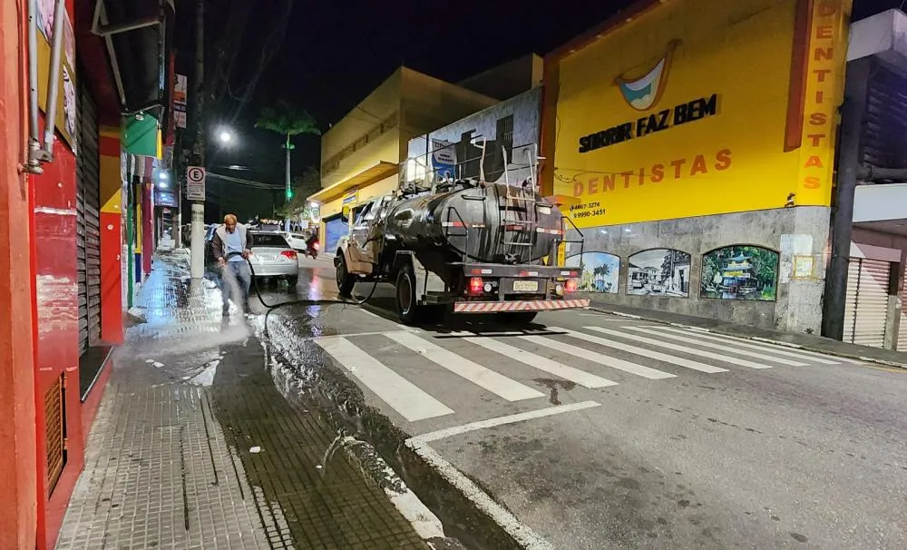  Itapecerica da Serra: Mutirão de limpeza noturno é realizado no centro da cidade 