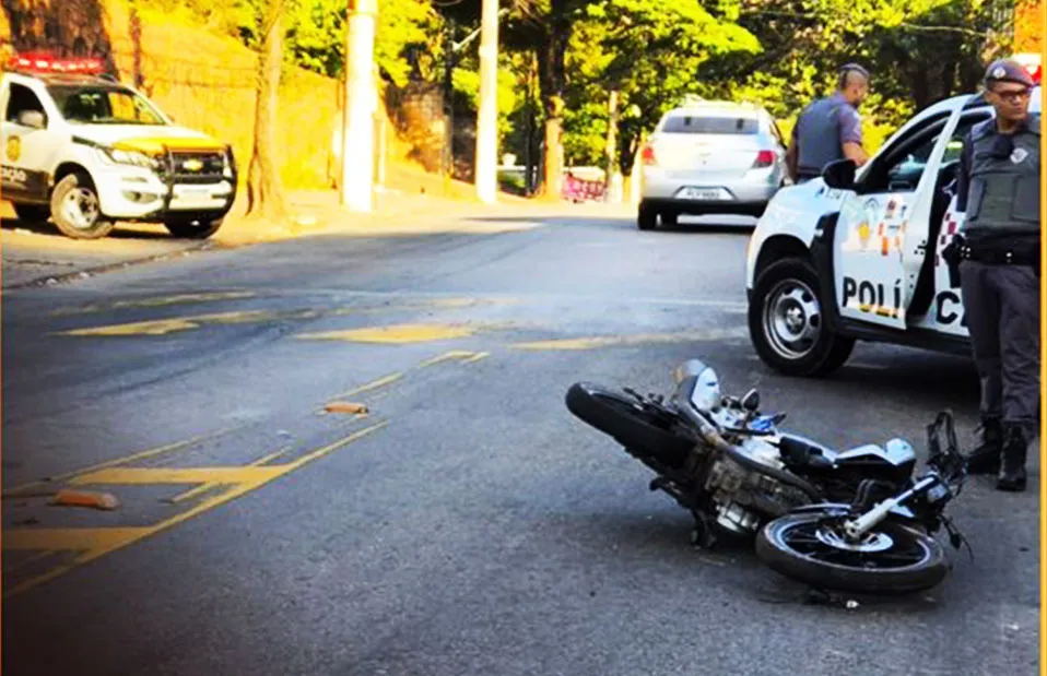 Moto colide com poste e motociclista é socorrido em Embu das Artes