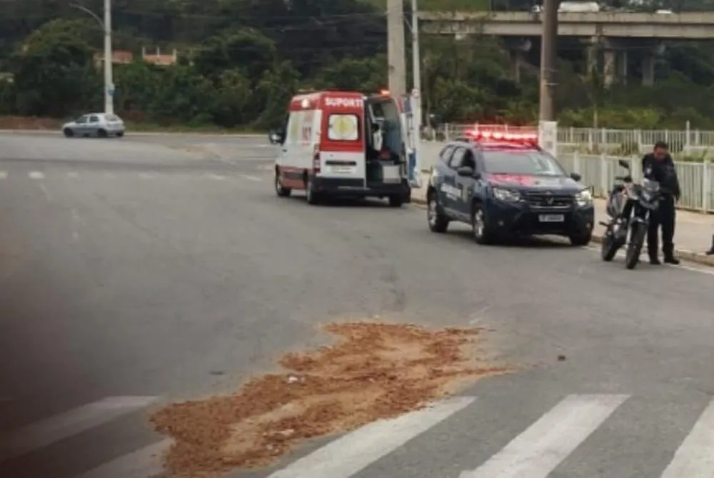 Óleo na pista causa acidente em Embu das Artes 