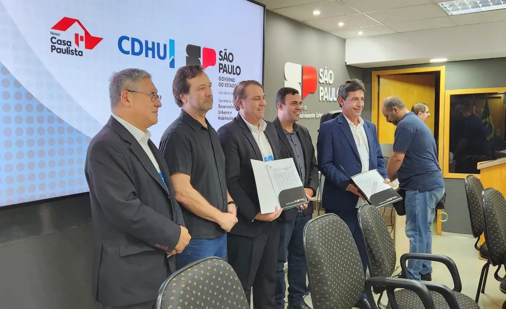 Itapecerica da Serra: Prefeito Nakano participa de solenidade de Regularização Fundiária na CDHU