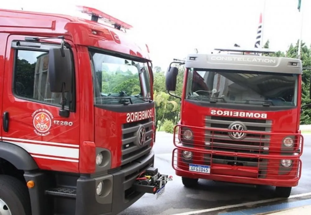 Caminhão pega fogo em Embu das Artes 