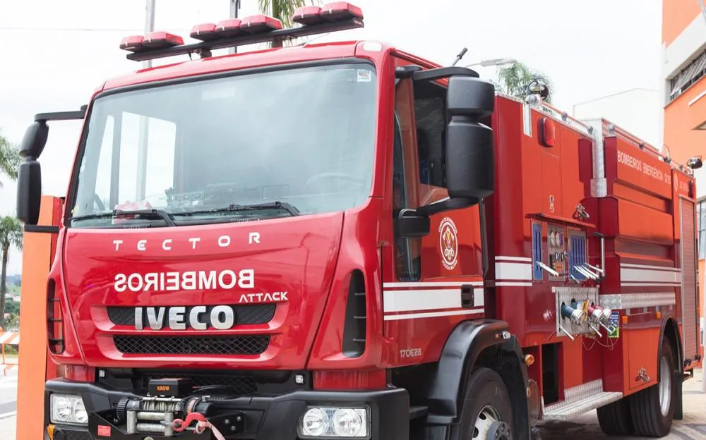 Fogo em ônibus na Régis em Itapecerica da Serra mobiliza bombeiros 