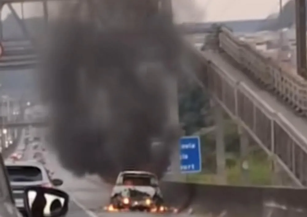 Carro pega fogo em Embu das Artes na Rodovia Régis Bittencourt 