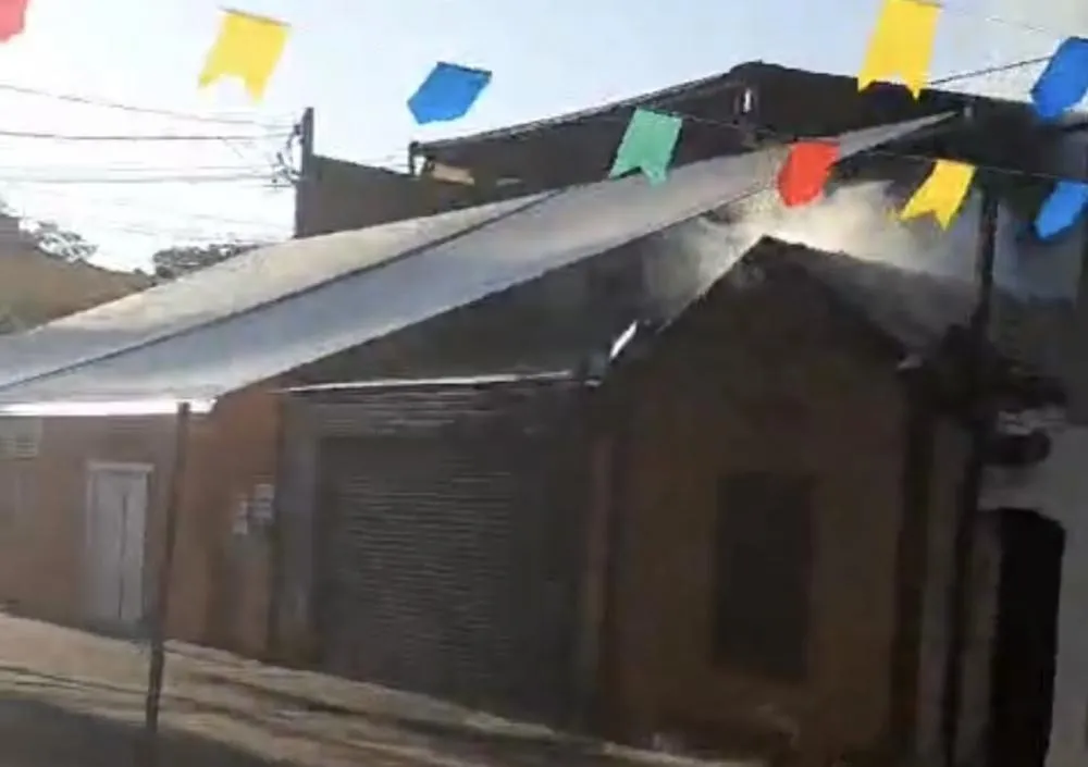 Incêndio atinge restaurante no centro de Embu das Artes 