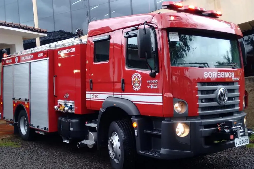 Incêndio em casa no Embu das Artes mobiliza cinco viaturas dos bombeiros 